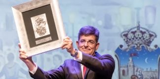 Carmelo García recibió una placa en su condición de pregonero de las Ferias de Guadalajara en 2026.