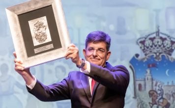 Carmelo García recibió una placa en su condición de pregonero de las Ferias de Guadalajara en 2026.