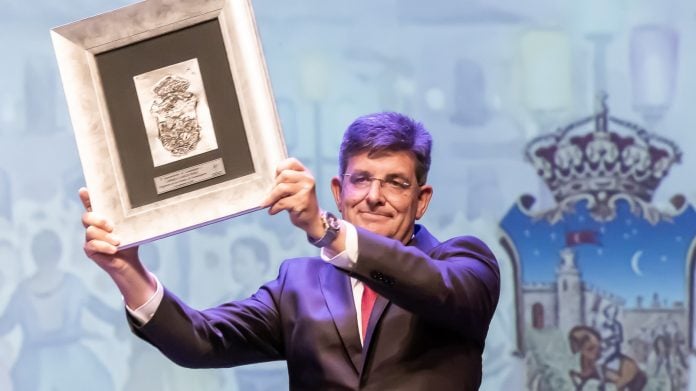 Carmelo García recibió una placa en su condición de pregonero de las Ferias de Guadalajara en 2026.