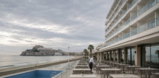 Jubilados a la carrera, desde hoy, para conseguir un viaje del IMSERSO Hotel en Peñíscola