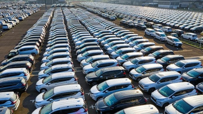 Campa llena de coches.