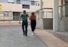 Hay abrazos de los que es mejor escapar: el penúltimo, en Cabanillas La mujer detenida por sus abrazos demasiado "cariñosos".