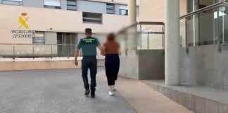 La mujer detenida por sus abrazos demasiado "cariñosos".