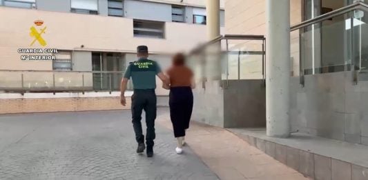 Hay abrazos de los que es mejor escapar: el penúltimo, en Cabanillas La mujer detenida por sus abrazos demasiado "cariñosos".