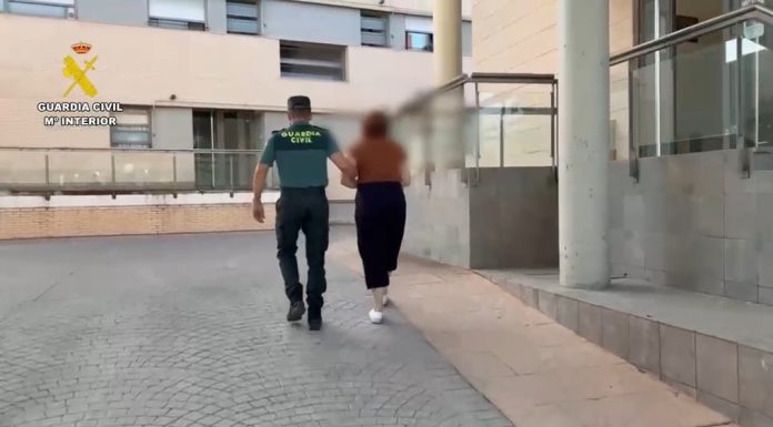 La mujer detenida por sus abrazos demasiado "cariñosos".