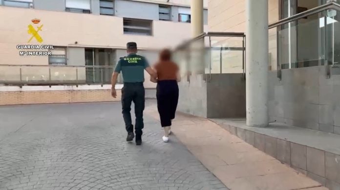 La mujer detenida por sus abrazos demasiado 