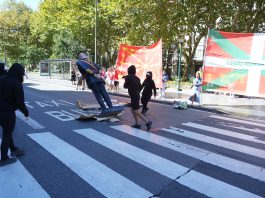 Varios manifestantes encapuchados derriban una estatua del Rey Felipe VI durante la manifestación de la organización juvenil Ernai, el 13 de septiembre de 2026, en San Sebastián, (Foto: EP)