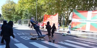 Decapitan una imagen de Felipe VI en una provincia todavía española Varios manifestantes encapuchados derriban una estatua del Rey Felipe VI durante la manifestación de la organización juvenil Ernai, el 13 de septiembre de 2026, en San Sebastián, (Foto: EP)