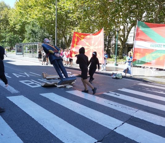 Varios manifestantes encapuchados derriban una estatua del Rey Felipe VI durante la manifestación de la organización juvenil Ernai, el 13 de septiembre de 2026, en San Sebastián, (Foto: EP)
