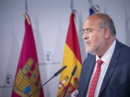 El vicepresidente primero del Gobierno regional, José Luis Martínez Guijarro, durante su comparecencia.