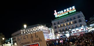 El PP pasa de puntillas por la acampada de Sol El comienzo de la acampada de Sol, en la noche del 26 de septiembre de 2026. (Foto: Matias Chiofalo / EP)