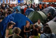 Centenares de personas comienzan una acampada improvisada en la Puerta del Sol al filo de la medianoche. (Foto: EP)