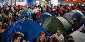 El nuevo 15-M acampa en Sol Centenares de personas comienzan una acampada improvisada en la Puerta del Sol al filo de la medianoche. (Foto: EP)