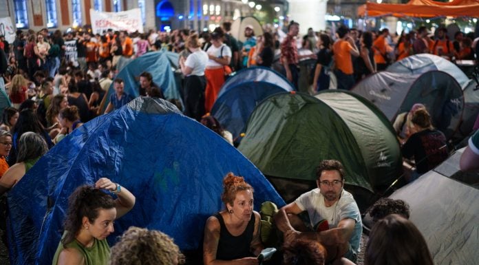 El nuevo 15-M acampa en Sol Centenares de personas comienzan una acampada improvisada en la Puerta del Sol al filo de la medianoche. (Foto: EP)
