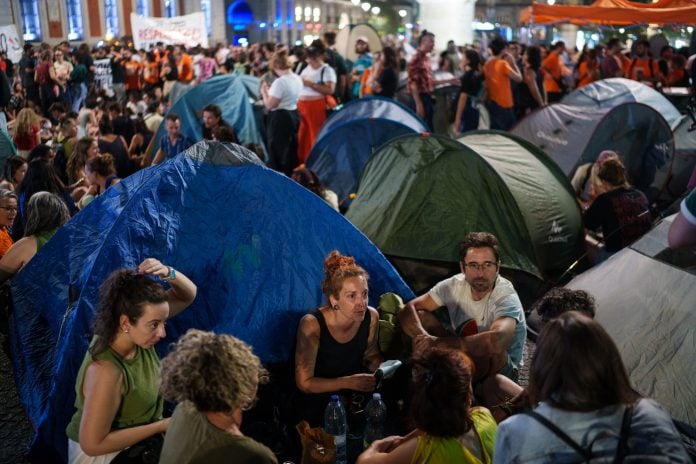 Centenares de personas comienzan una acampada improvisada en la Puerta del Sol al filo de la medianoche. (Foto: EP)