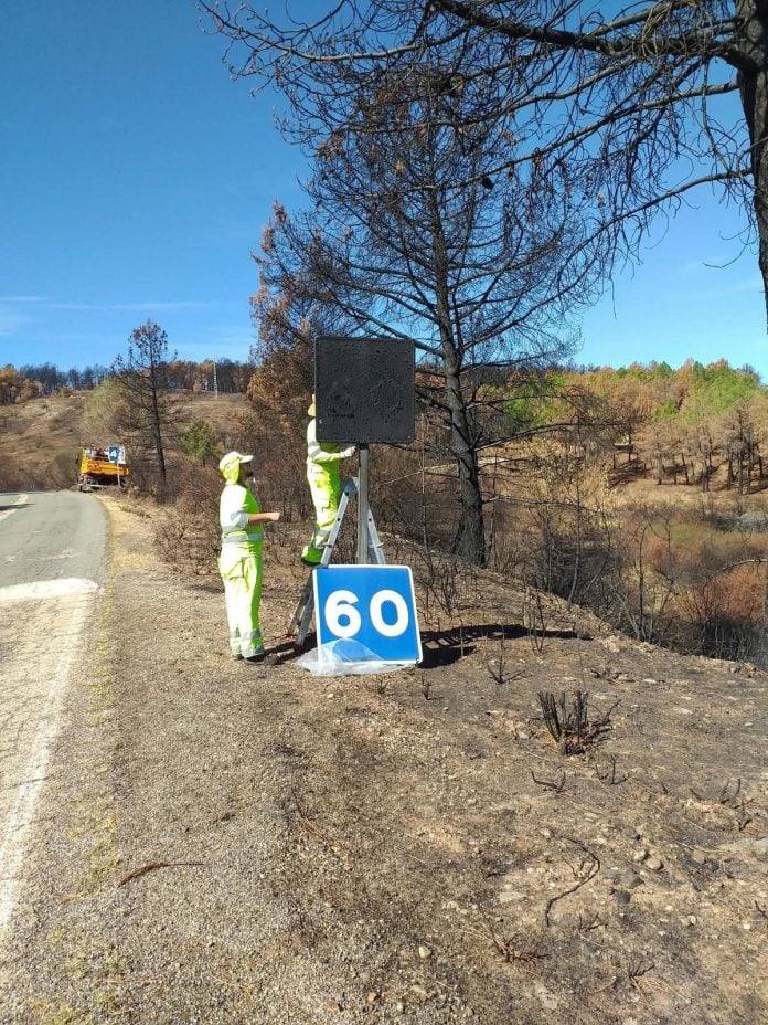 Reposición de señales en las carreteras tras el incendio de La Mierla.