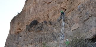 Investigadores de la UAH descubren que una cueva funeraria de Gran Canaria fue antes un granero Cueva granero Gran Canaria