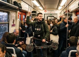 Patinetes en el tren: Renfe levanta el veto a partir de este lunes Llevar un patinete en un vagón, como ocurrirá desde el 7 de septiembre de 2026, tiene sus normas. (Foto: IA / La Crónic@)