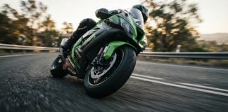 A casi 200 por hora en moto por Armuña de Tajuña Motorista a gran velocidad en una carretera local. (Foto: IA / La Crónic@)