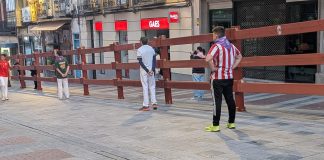 Corredores madrugadores a la espera del inicio del primer encierro de Guadalajara en 2026. (Foto; La Crónic@)