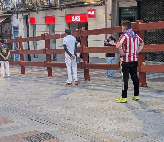 Corredores madrugadores a la espera del inicio del primer encierro de Guadalajara en 2026. (Foto; La Crónic@)