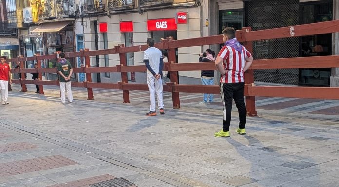 Se acabó la espera del encierro Corredores madrugadores a la espera del inicio del primer encierro de Guadalajara en 2026. (Foto; La Crónic@)