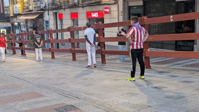 Corredores madrugadores a la espera del inicio del primer encierro de Guadalajara en 2026. (Foto; La Crónic@)