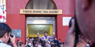 Objetivo cumplido: Víctor Hernández abre la puerta grande de «su» Guadalajara Víctor Hernández, por la puerta grande de la plaza de toros de Guadalajara el 17 de septiembre de 2026. (Foto: Luis Díaz Viejo)