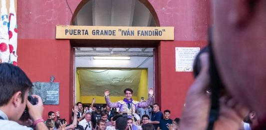 Objetivo cumplido: Víctor Hernández abre la puerta grande de «su» Guadalajara Víctor Hernández, por la puerta grande de la plaza de toros de Guadalajara el 17 de septiembre de 2026. (Foto: Luis Díaz Viejo)