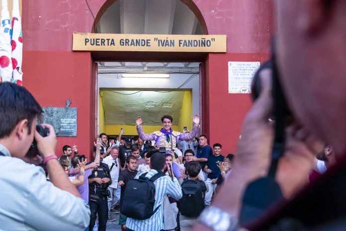 Víctor Hernández, por la puerta grande de la plaza de toros de Guadalajara el 17 de septiembre de 2026. (Foto: Luis Díaz Viejo)