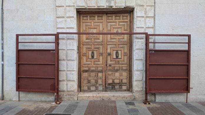 Ya se está instalando todo el dispositivo necesario para los encierros por la Calle Mayor. (Foto: La Crónic@)