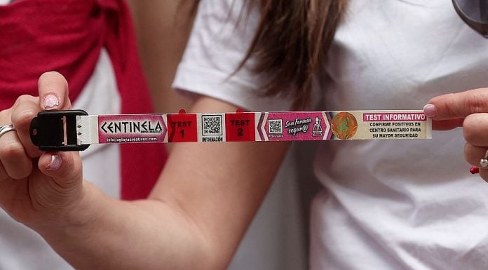 Un pueblo de Cuenca ofrece tantas pulseras «anti sumisión química» como Guadalajara Las pulseras centinela ya se dejaron ver durante las fiestas de San Fermín.