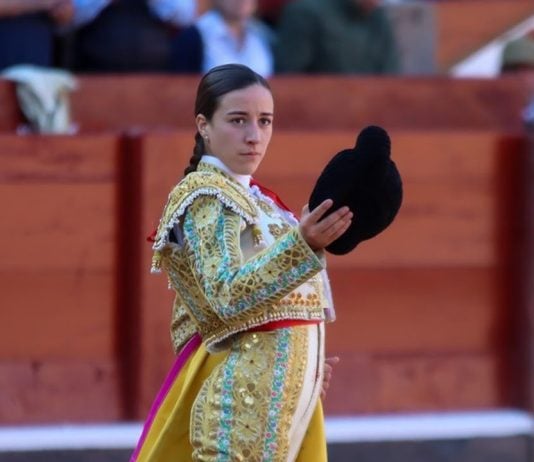 Novillero frente a novillera este lunes en El Casar La novillera Raquel Martín.