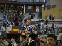 Borja Jiménez, a hombros en Guadalajara. (Foto: Luis Díaz Viejo)