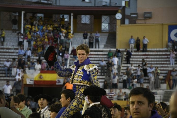 Borja Jiménez, a hombros en Guadalajara. (Foto: Luis Díaz Viejo)