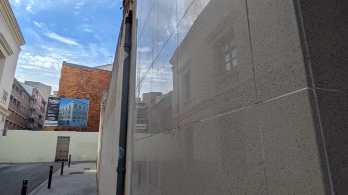 La fachada del Liceo Caracense se refleja en un edificio cercano a un solar, el 10 de septiembre de 2026. (Foto: La Crónic@)