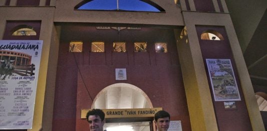 ¿Alguien recuerda dos puertas grandes en la misma Feria de Guadalajara del mismo diestro? Víctor Hernández lo ha hecho Hernández, de nuevo a hombros en Guadalajara. (Foto: Luis Díaz Viejo)