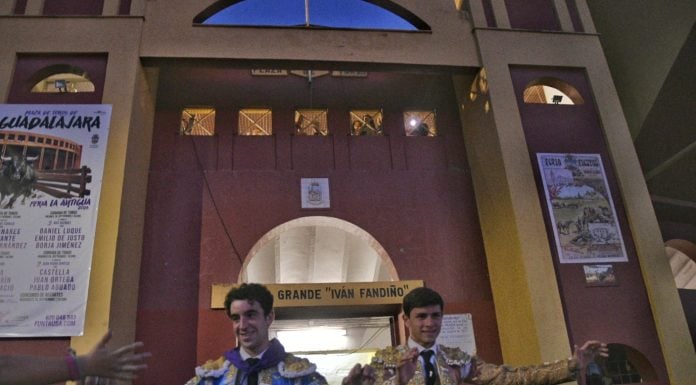 ¿Alguien recuerda dos puertas grandes en la misma Feria de Guadalajara del mismo diestro? Víctor Hernández lo ha hecho Hernández, de nuevo a hombros en Guadalajara. (Foto: Luis Díaz Viejo)