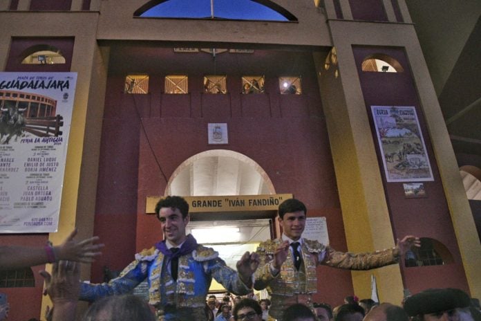 Hernández, de nuevo a hombros en Guadalajara. (Foto: Luis Díaz Viejo)