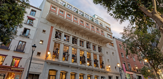 Con sólo 3 euros puedes dormir en un hotel de 5 estrellas de Madrid Fachada del hotel de Madrid que plantea esta singular promoción.