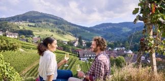 Alemania no es sólo cerveza: 8 pistas para que conozcas (y disfrutes) sus vinos Buena compañía, vinos agradables y hermosos paisajes en un rincón de Alemania. (Foto: ©DZT Jens Wegener)