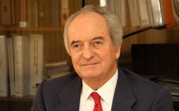 Ha muerto Agustín de Grandes Agustín de Grandes Pascual.
