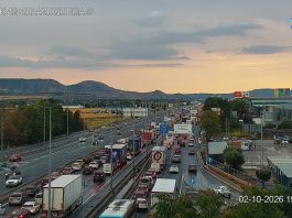 Atasco por un accidente en la A-2 el 2 de octubre de 2026. (Foto: DGT)