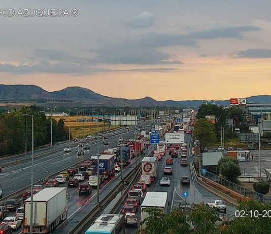 Atasco por un accidente en la A-2 el 2 de octubre de 2026. (Foto: DGT)