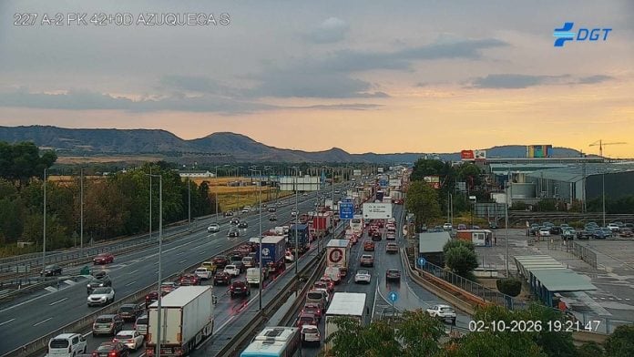 Atasco por un accidente en la A-2 el 2 de octubre de 2026. (Foto: DGT)