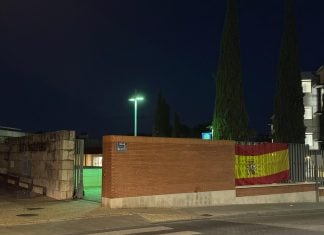 Bandera de España colocada por Nuevas Generaciones en Magisterio.
