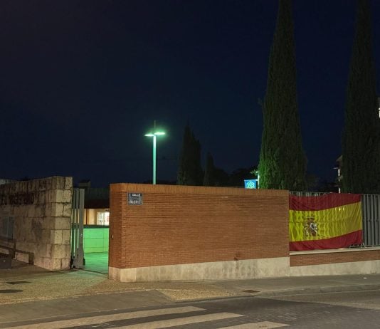 Se sabe quién puso esta bandera de España en Magisterio Bandera de España colocada por Nuevas Generaciones en Magisterio.