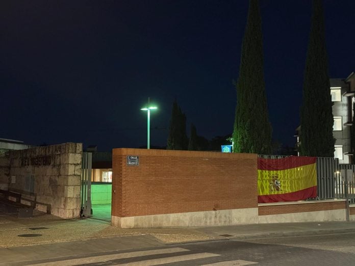 Bandera de España colocada por Nuevas Generaciones en Magisterio.