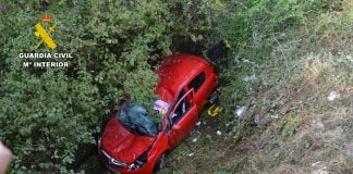 Dos jóvenes, atrapadas en un vehículo que cayó al río Badiel El coche, sobre el cauce del Badiel.