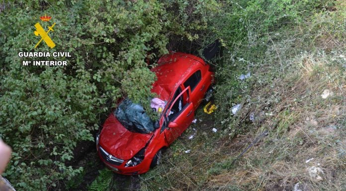 Dos jóvenes, atrapadas en un vehículo que cayó al río Badiel El coche, sobre el cauce del Badiel.